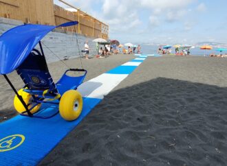 A Ercolano c’è la prima passerella per disabili </br>su una spiaggia libera