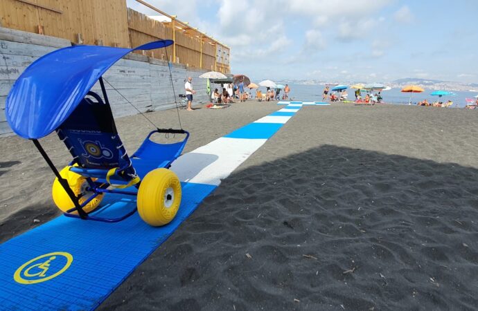 A Ercolano c’è la prima passerella per disabili </br>su una spiaggia libera